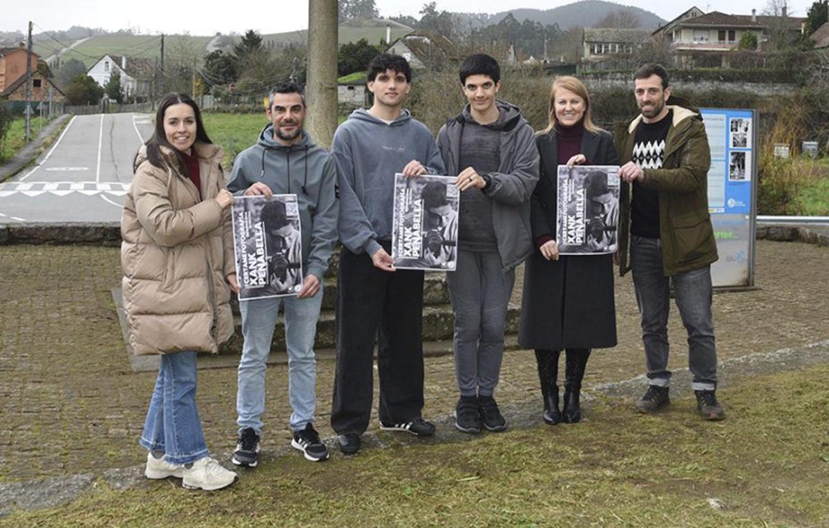 Breogán y Gael Penabella junto al equipo de gobierno de Salceda. | D.P.