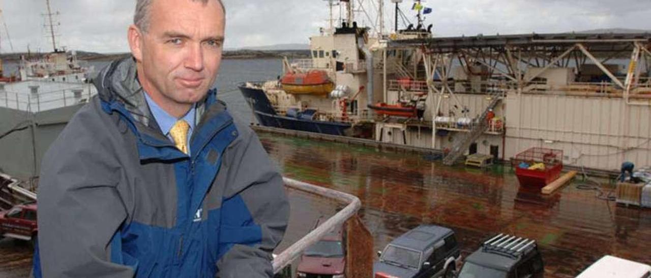 John Barton, en el muelle de Stanley, capital de Malvinas. // FdV