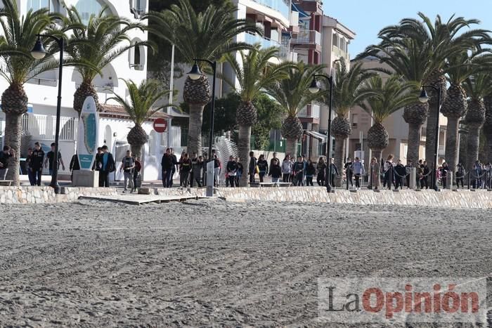 Un 'SOS' gigante para el Mar Menor formado por escolares en Villananitos