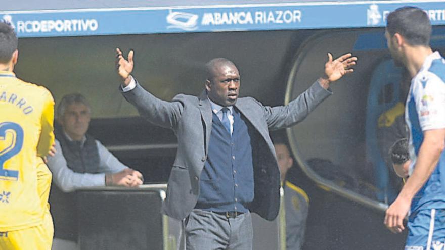 Clarence Seedorf gesticula en la banda durante el partido de ayer.