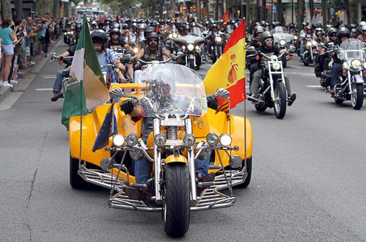 Més de 10.000 Harley-Davidson participen en una espectacular desfilada de banderes, que ha recorregut els carrers de Barcelona, des de Montjuïc.