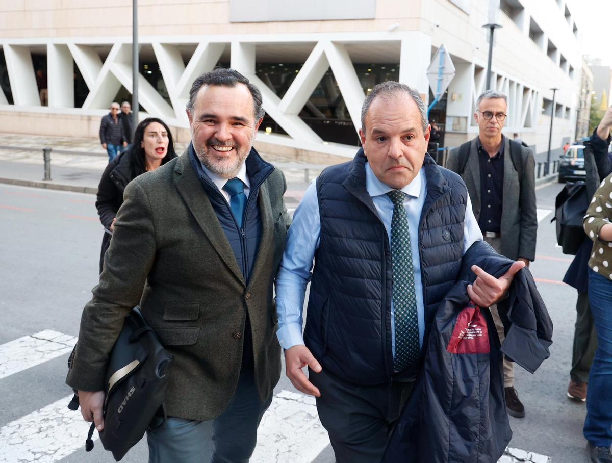 Así ha sido la salida de Carlos Baño de la comisaría de Alicante