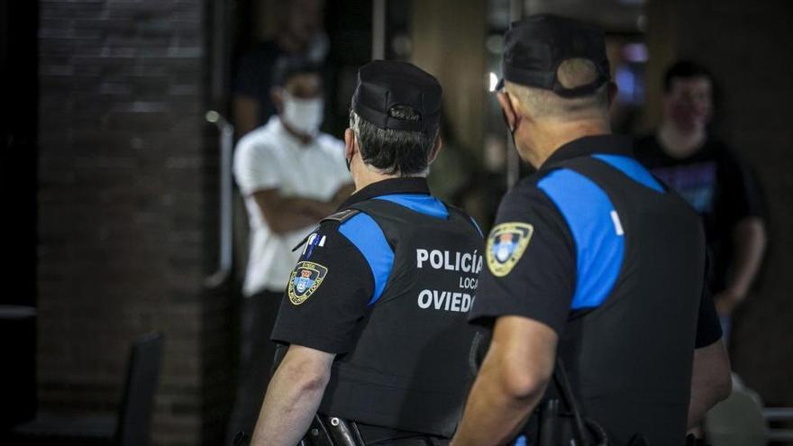 Aislados seis policías locales de Oviedo por un contacto con un murciano que dio positivo