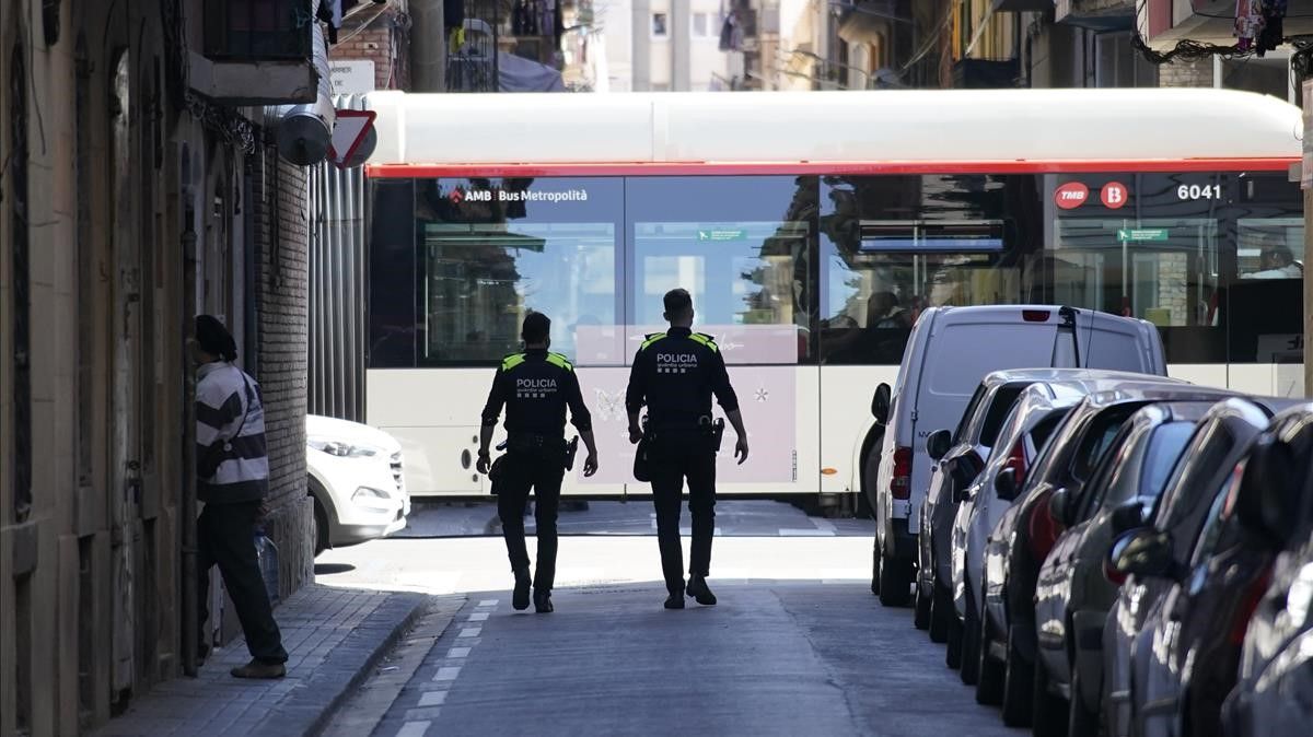 Agentes de la Guardia Urbana en la calle del Mar de la Barceloneta