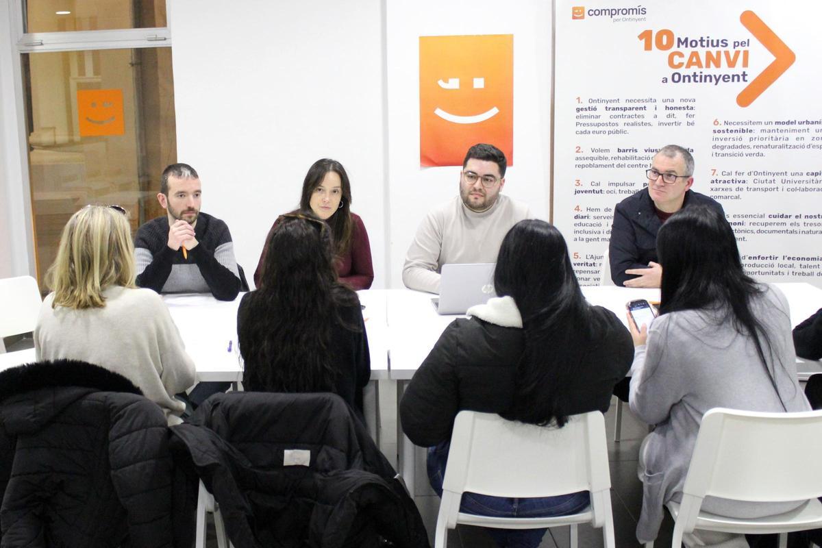 Diregentes de Compromís per Ontinyent en la reunió con el SAD del barrio de Sant Josep.