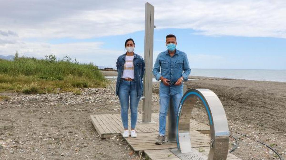 Una de las duchas de la playa canina de Torrox que cuenta con ducha para perros.