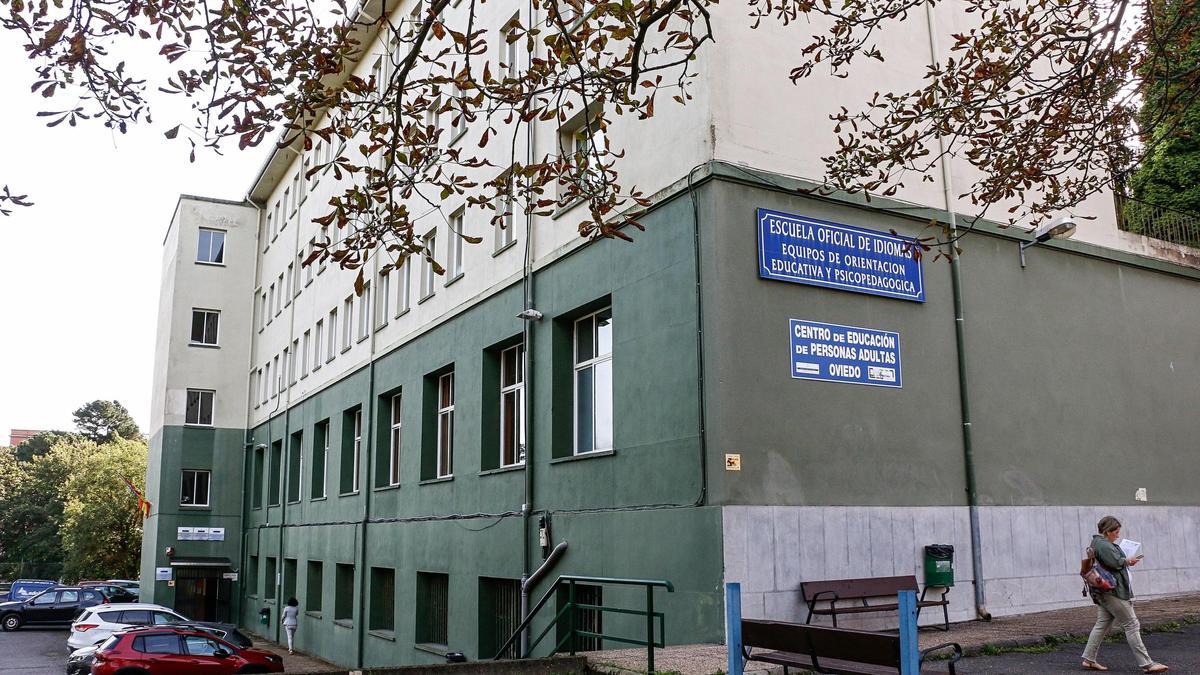Fachada de la Escuela Oficial d'Idiomes d'Uviéu.