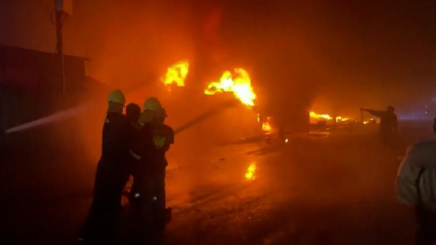 Espectacular incendio en un mercado callejero de Nairobi a consecuencia de la venta ilegal de combustible