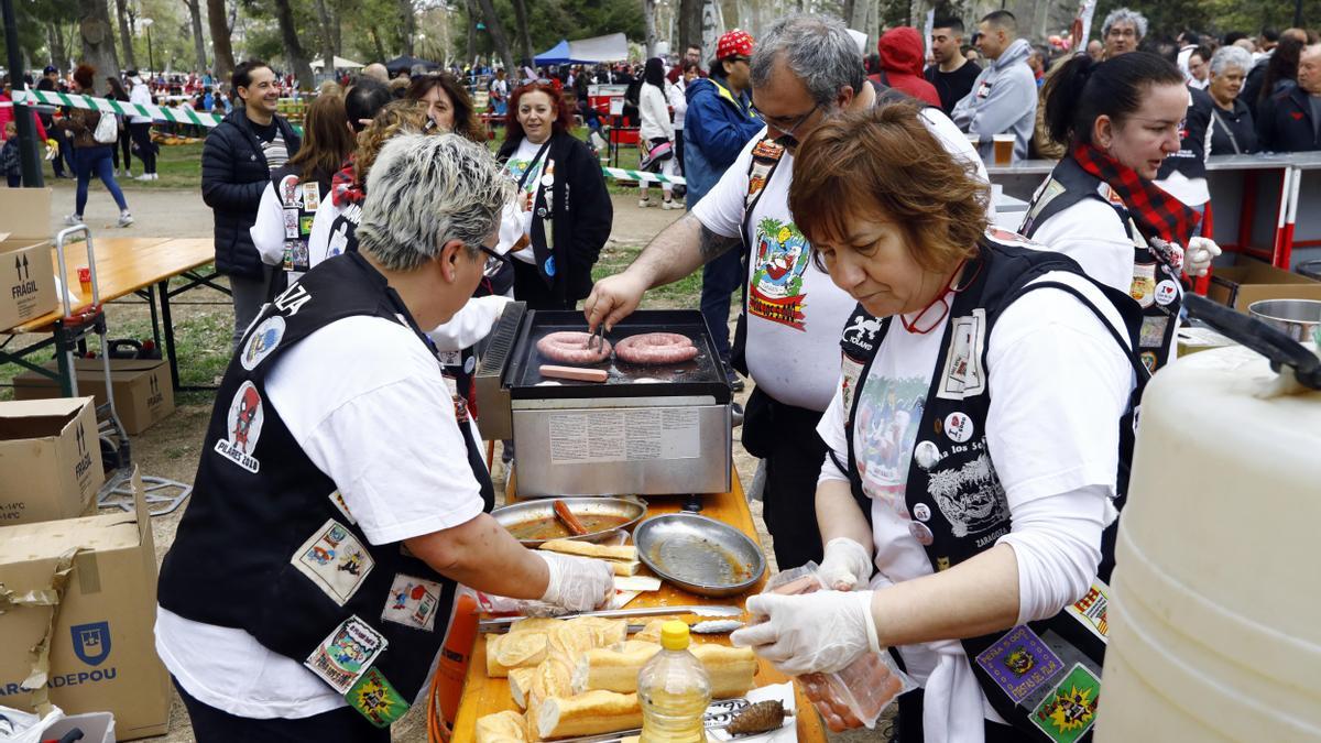 CELEBRACION DE LA FIESTA DE LA CINCOMARZADA EN EL PARQUE DEL TIO JORGE. PEÑISTAS PREPARANDO COMIDA.