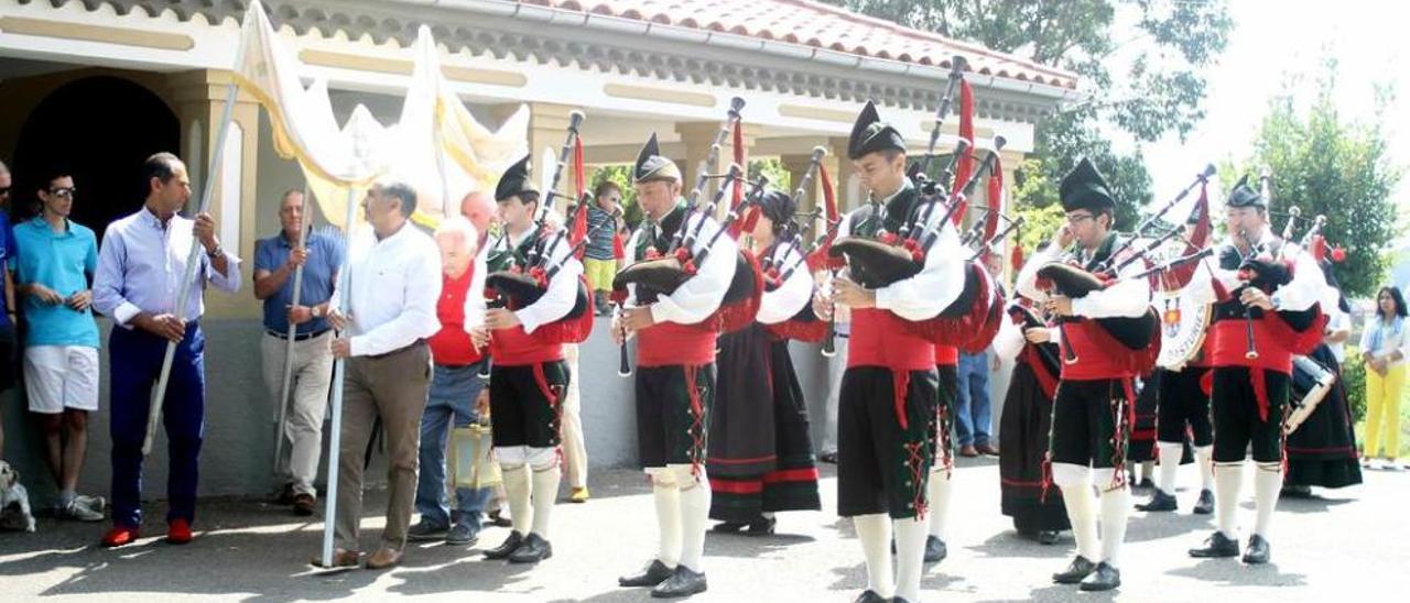 La Banda de Gaitas de Corvera, ayer, a la salida de la misa celebrada en la parroquia de Albandi.