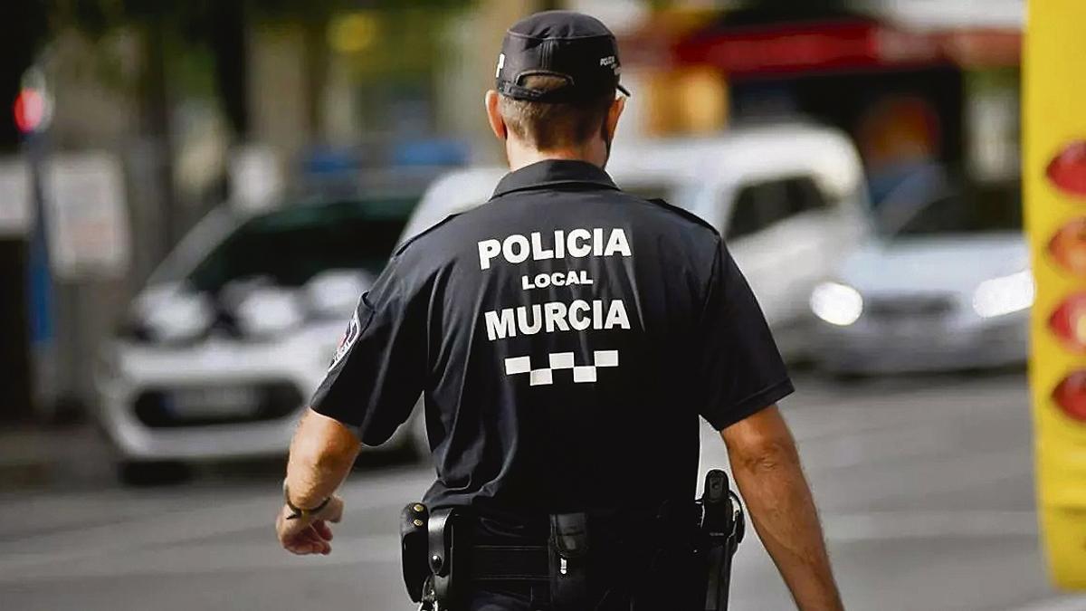 Imagen de archivo de un agente de la Policía Local de Murcia.