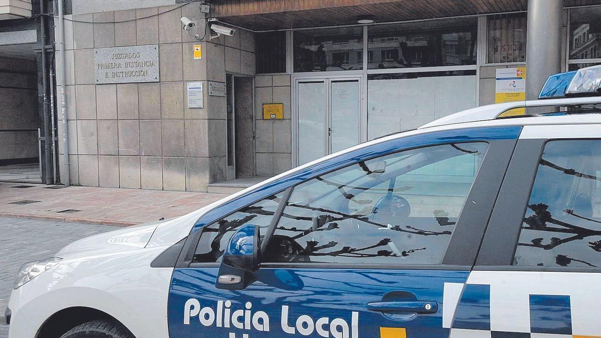Un coche de la Policía Local, delante de los Juzgados de Pola de Lena.
