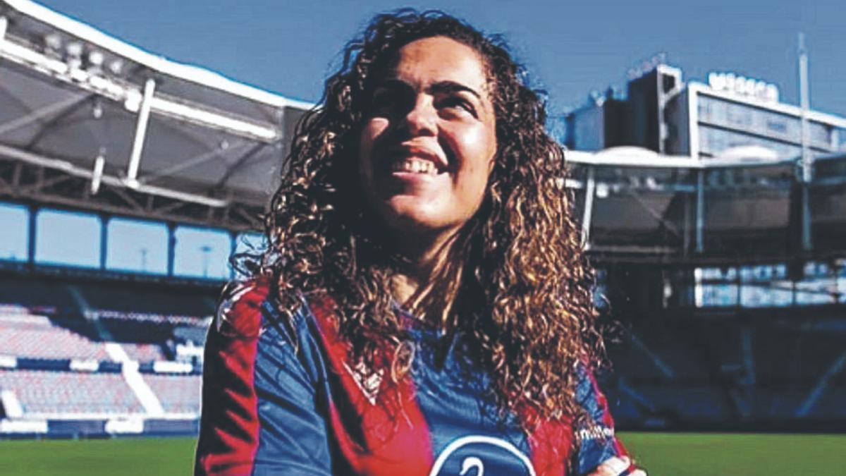 Andrea Falcón posa sonriente con la camiseta del Levante, ayer. | | LEVANTE UD