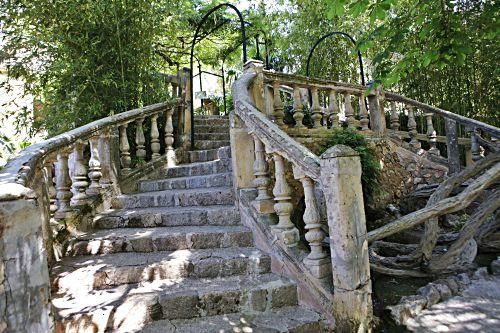 Die Kunsthistorikerin Júlia Ramon erklärt auf einem Rundgang durch die Jardins d’Alfàbia, aus welcher Zeit die Allee, die Wasserspiele und die Bäume stammen