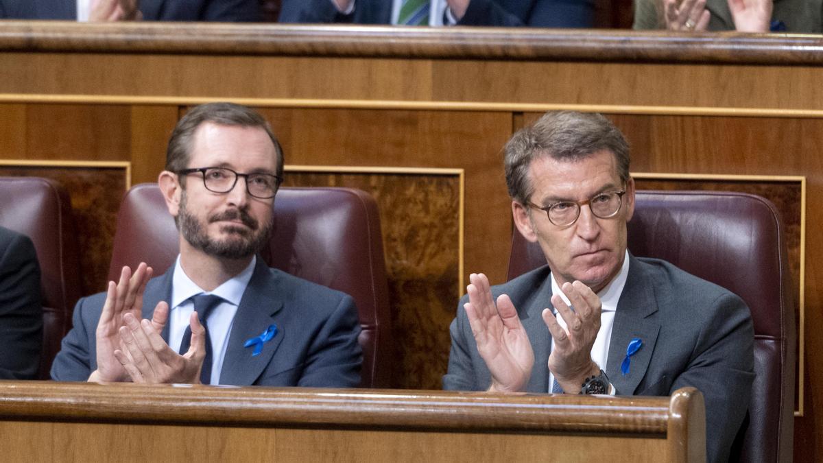 Archivo - El portavoz del Partido Popular en el Senado, Javier Maroto (i), y el líder del PP, Alberto Núñez Feijóo, en el último debate del estado de la Nación