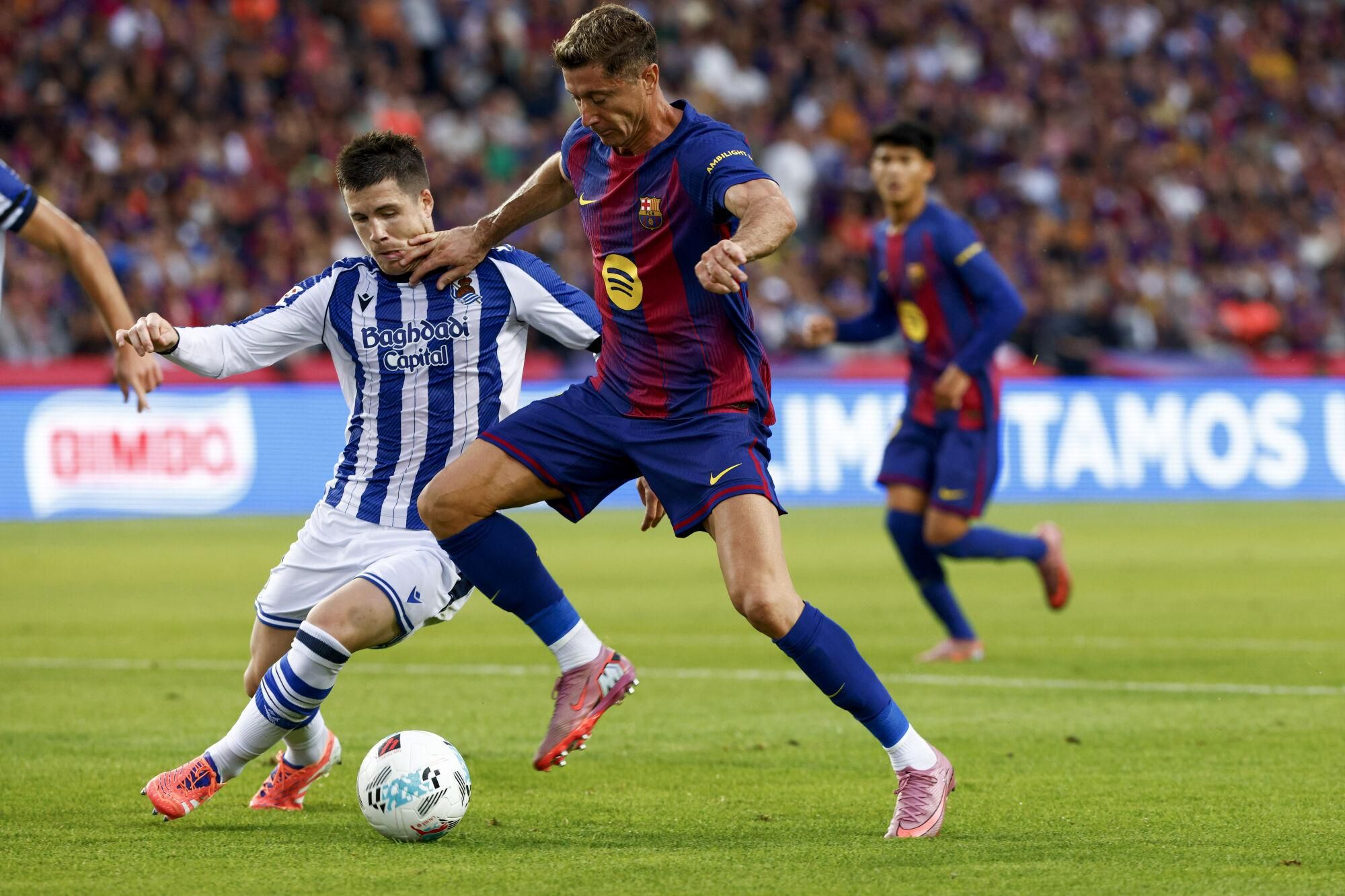 BARCELONA, 28/09/2025.- El delantero del FC Barcelona Robert Lewandowski (d) durante el partido de Liga EA Sports que FC Barcelona y Real Sociedad disputan este domingo en el estadio de Montjuic. EFE/Quique García