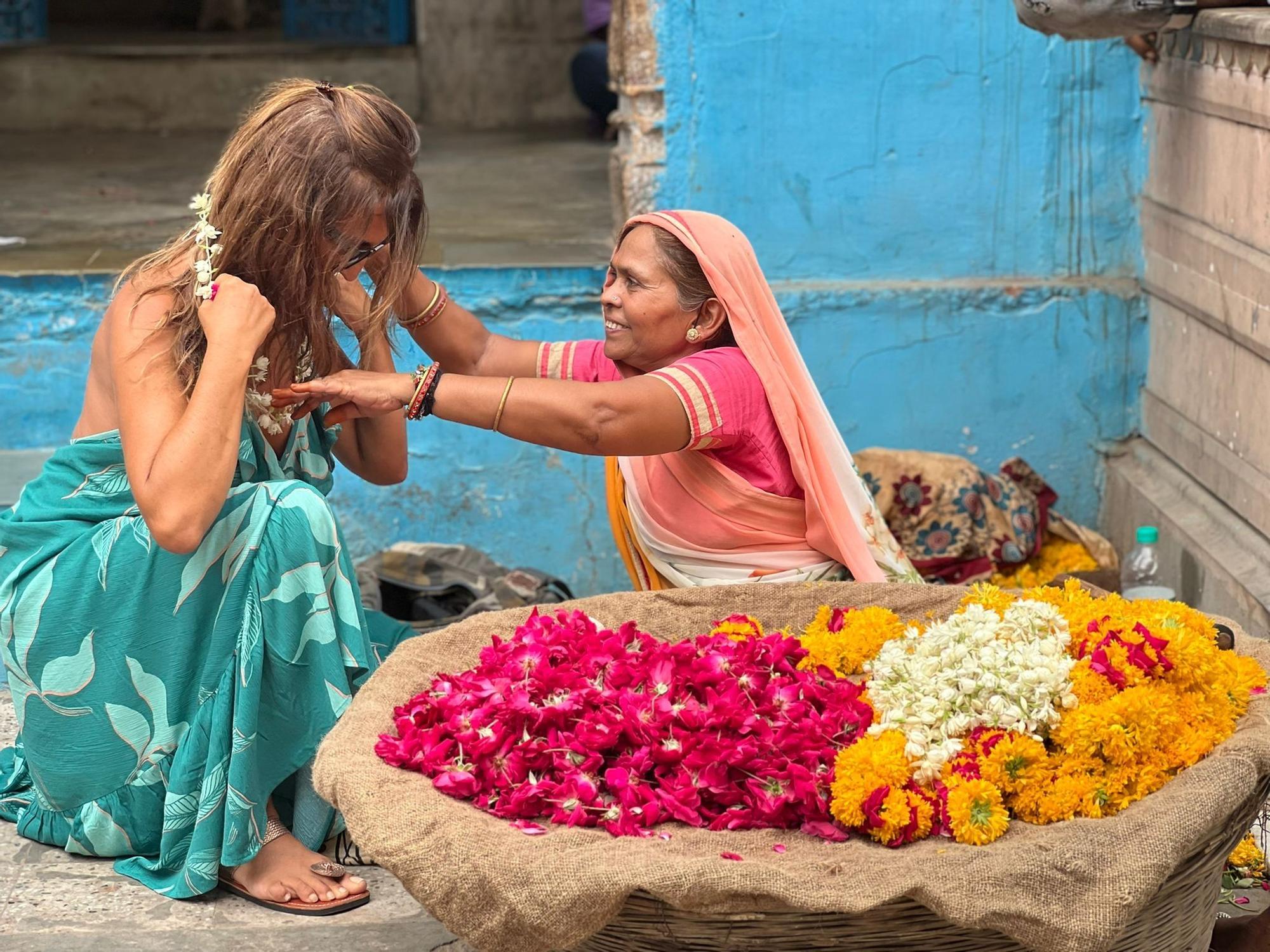 Bertrán imprime a sus colecciones el inconfundible espíritu de su vida en la India, a través de tejidos y color.