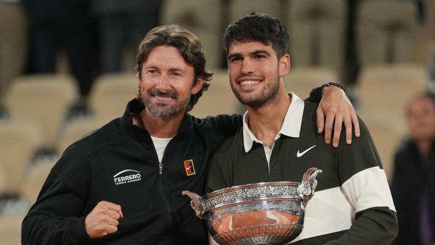 Carlos Alcaraz y su entonces entrenador Juan Carlos Ferrero, tras ganar Roland Garros en 2025