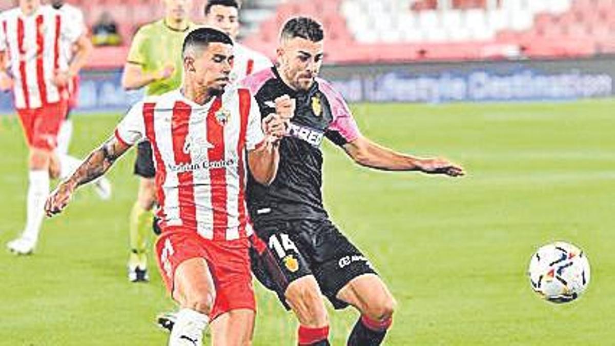 Dani pelea  por ganar el balón.