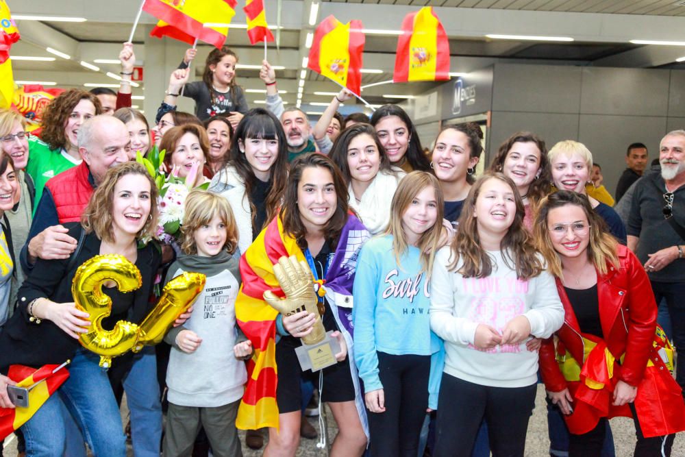 Decenas de familiares y amigos reciben a Cata Coll a su llegada a Mallorca