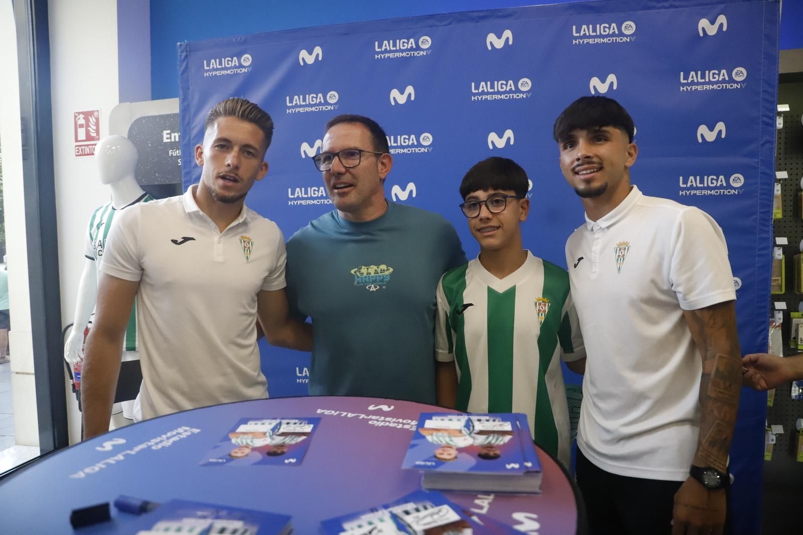 La firma de autógrafos de Isma Ruiz y Kevin Medina en la tienda de Movistar en imágenes