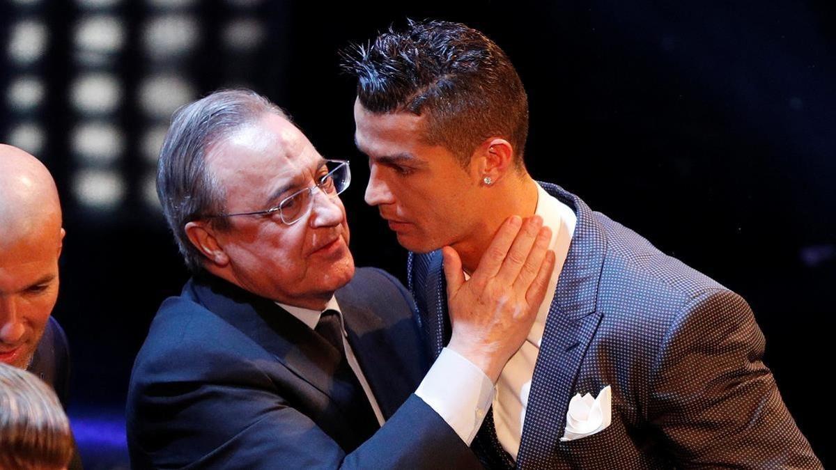 Florentino Pérez felicitando a Cristiano Ronaldo, en una imagen de archivo.