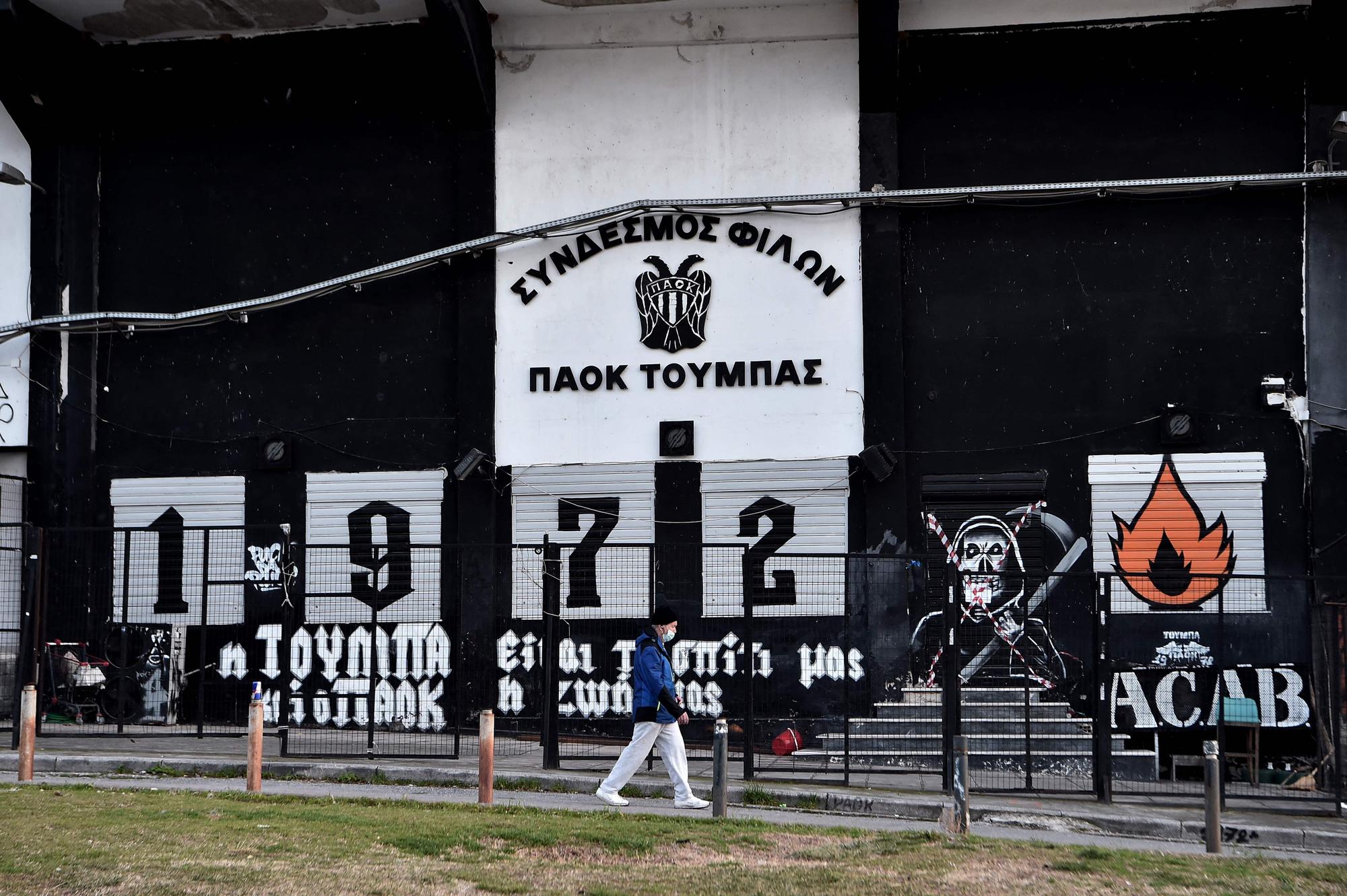 Un hombre pasa por delante del local de un club de 'hooligans' del PAOK de Salónica