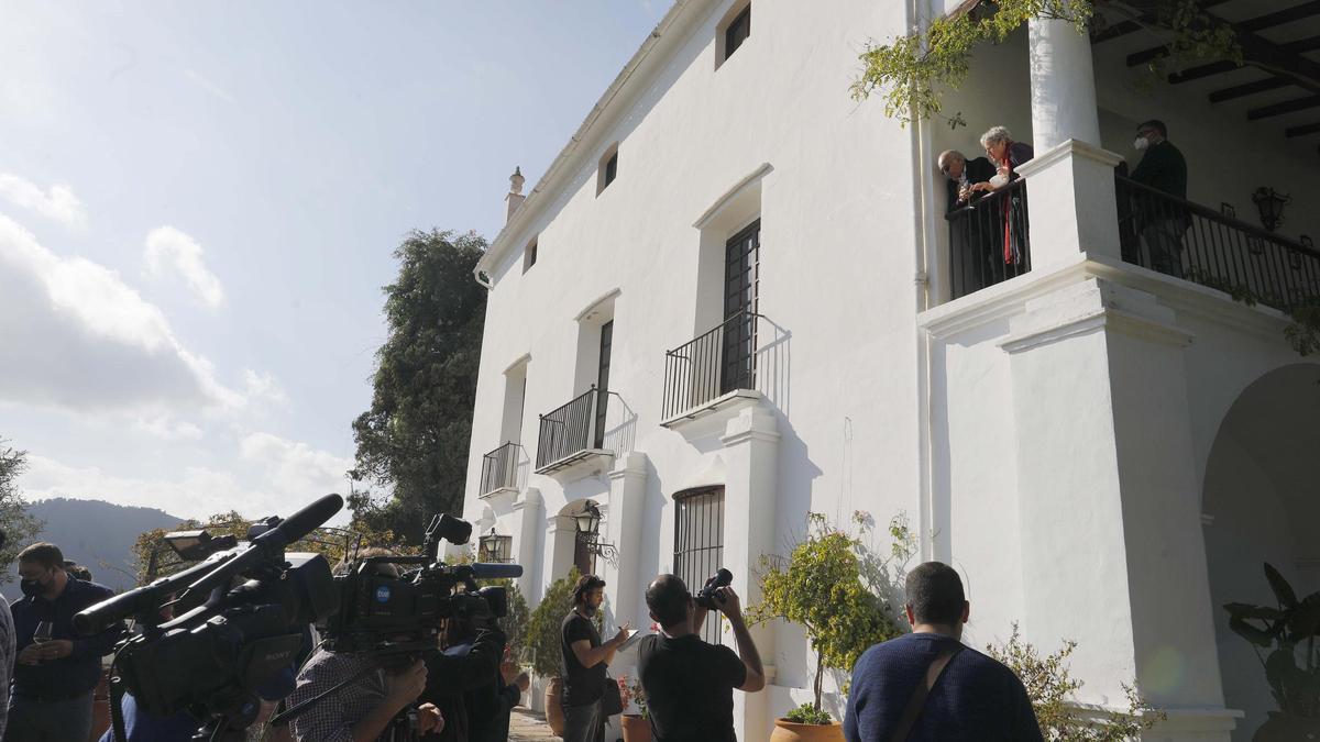 Francisco Brines, en el balcón de casa de l’Elca, el día que le fue concedido el Premio Cervantes.