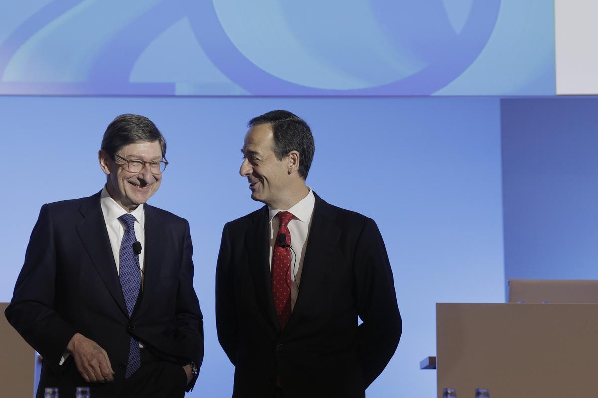 Gonzalo Gortázar (d), consejero delegado de CaixaBank, junto al presidente de la entidad, José Ignacio Goirigolzarri.