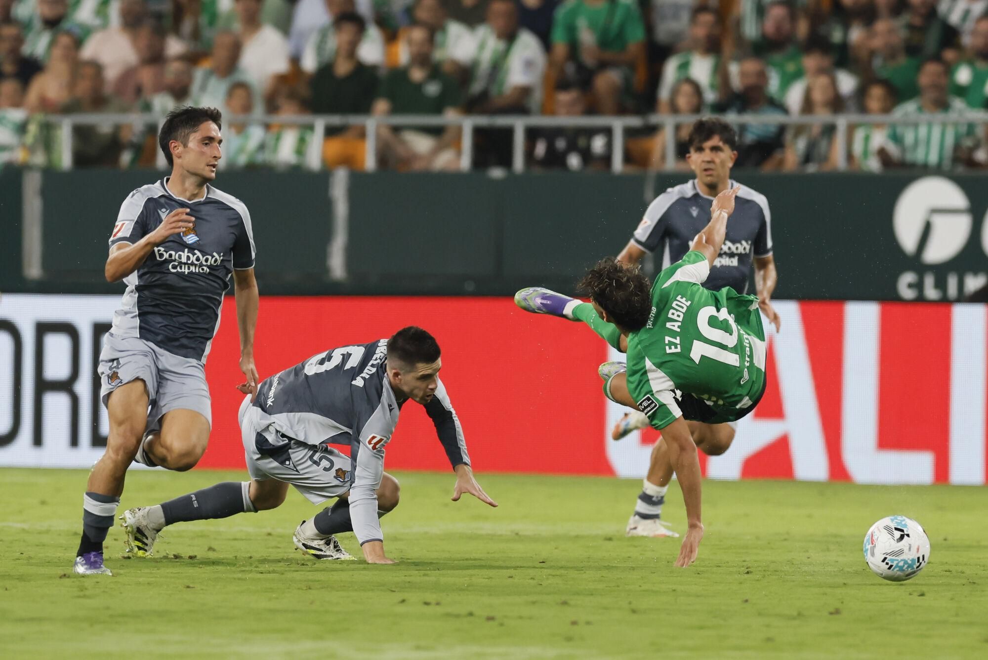 SEVILLA, 19/09/2025.- El centrocampista del Betis Abde Ezzalzouli (d) cae tras chocar con Igor Zubeldia (2i), de la Real Sociedad, durante el partido de la jornada 5 de LaLiga EA Sports entre el Real Betis y la Real Sociedad, este viernes en el estadio de La Cartuja, en Sevilla. EFE/ José Manuel Vidal