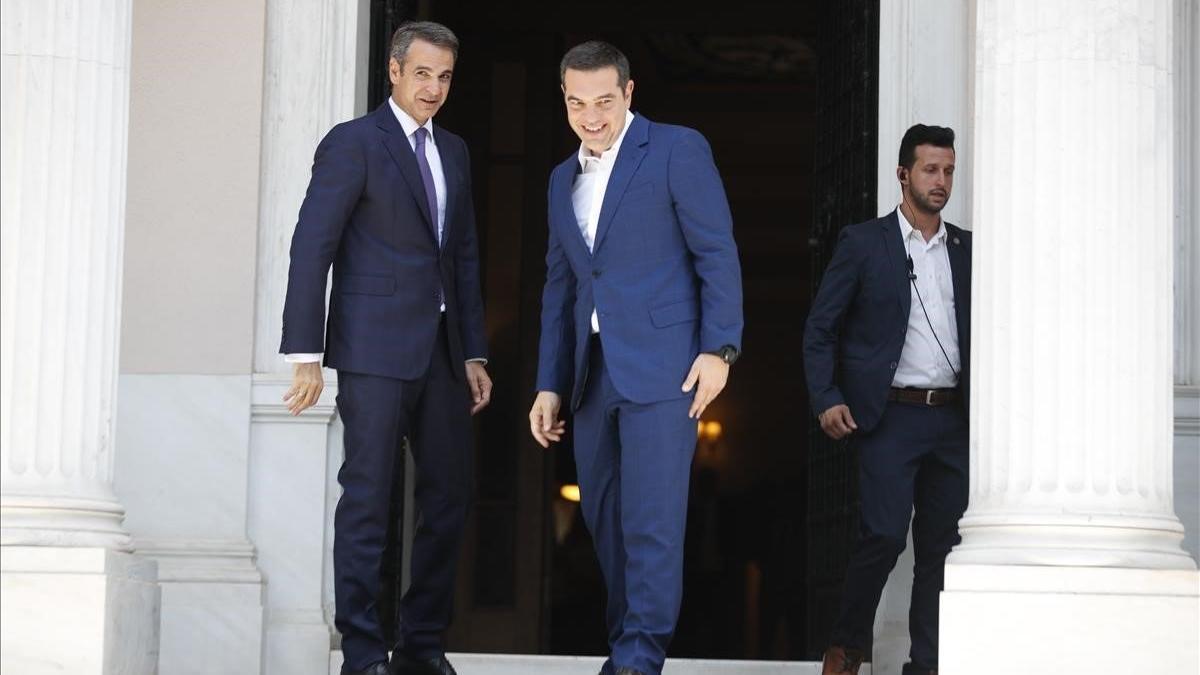 Mitsotakis despide a Tsipras del palacio del Gobierno en Atenas.