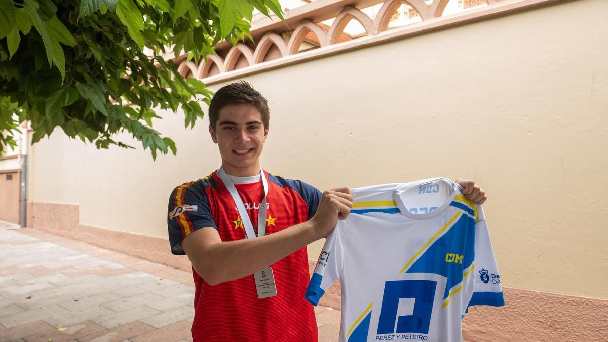 Hugo Mareque, con las camisetas de España y el Compañía de María.