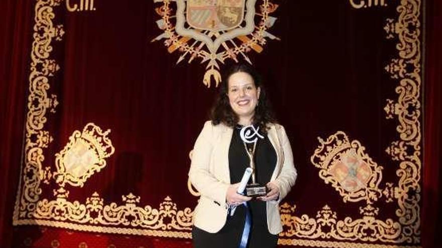 La representante de Vegalsa-Eroski, Lorena Sánchez, con el premio.