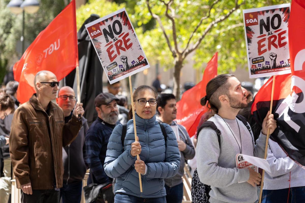 La plantilla de Majorel defiende sus puestos de trabajo en Zaragoza, en imágenes