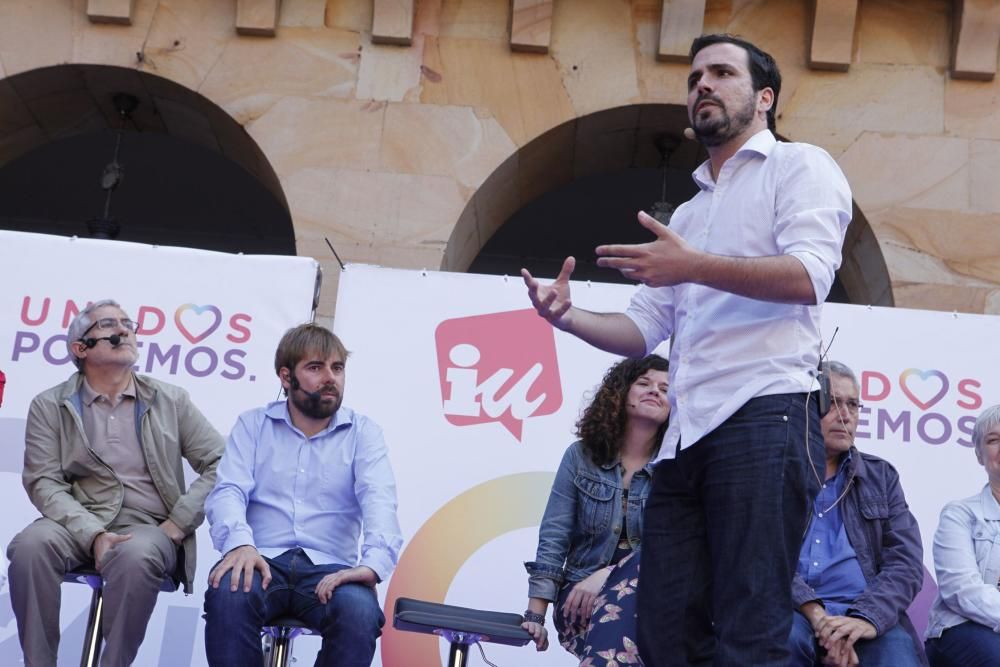 Alberto Garzón en un mitin de Unidos Podemos en la Plaza Mayor de Gijón