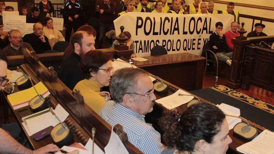 Agentes de la Policía Local volvieron a exponer sus reivindicaciones en el pleno. // S.A.