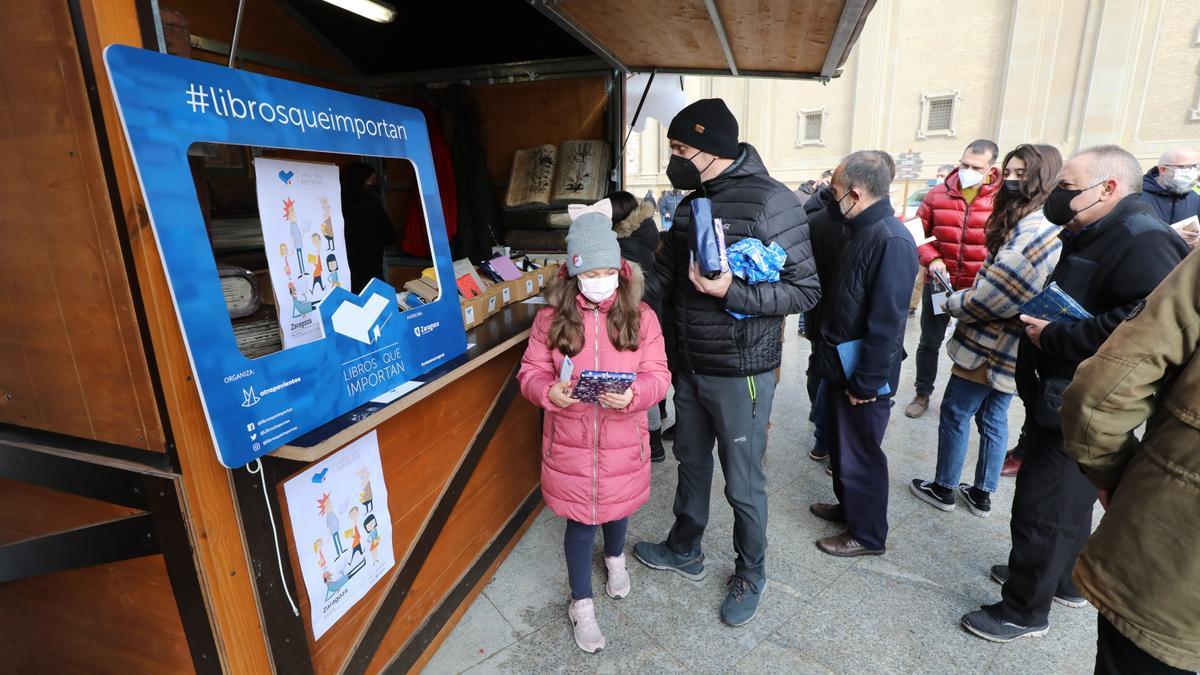 La iniciativa &#039;Libros que importan&#039; se ha inaugurado este domingo en la plaza del Pilar, donde se celebrará hasta el jueves.