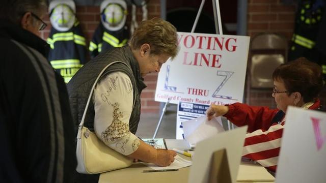 Una mujer ejerce su derecho a voto en un colegio electoral de Climax, en Carolina del Norte.