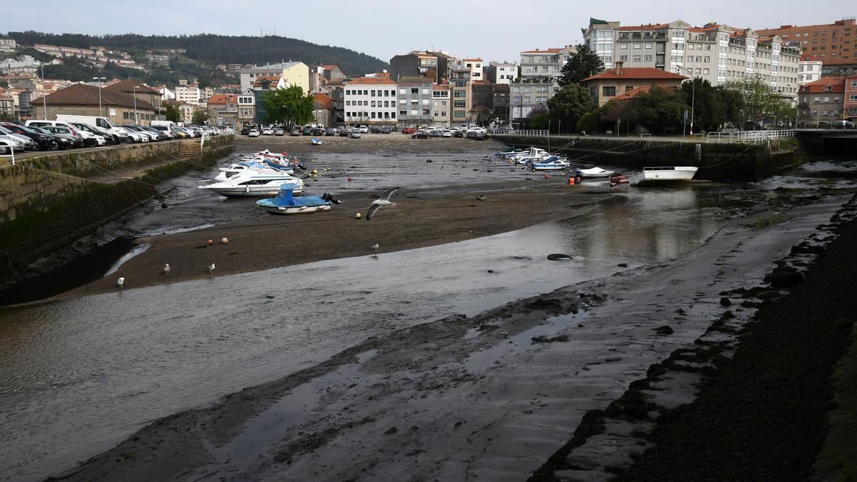 Muelle das Corbaceiras en Pontevedra con marea baja.