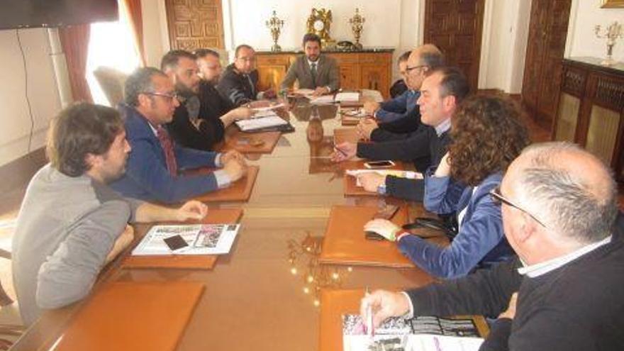 Reunión entre Ayuntamiento y cofradías celebrada esta mañana en el Ayuntamiento