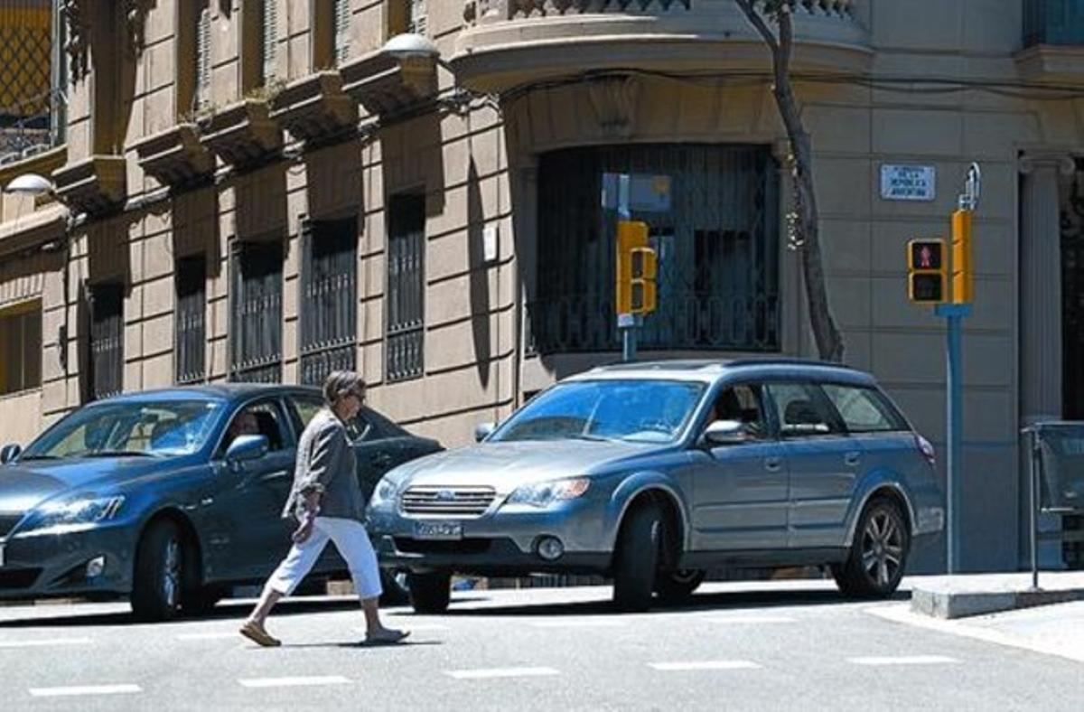 MALS HÀBITSEN BAIXADA3 A República Argentinaamb Velázquez s’han produït sis atropellamentsen 17 mesos. Els cotxes es confieni giren a l’esquerra sense pensarque allà trobaran un pas de vianants. Igualque a l’avinguda de Sarrià, un semàfor obligaria els vehiclesa aturar-seabans del pas zebra.