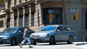 MALS HÀBITSEN BAIXADA3 A República Argentinaamb Velázquez s’han produït sis atropellamentsen 17 mesos. Els cotxes es confieni giren a l’esquerra sense pensarque allà trobaran un pas de vianants. Igualque a l’avinguda de Sarrià, un semàfor obligaria els vehiclesa aturar-seabans del pas zebra.