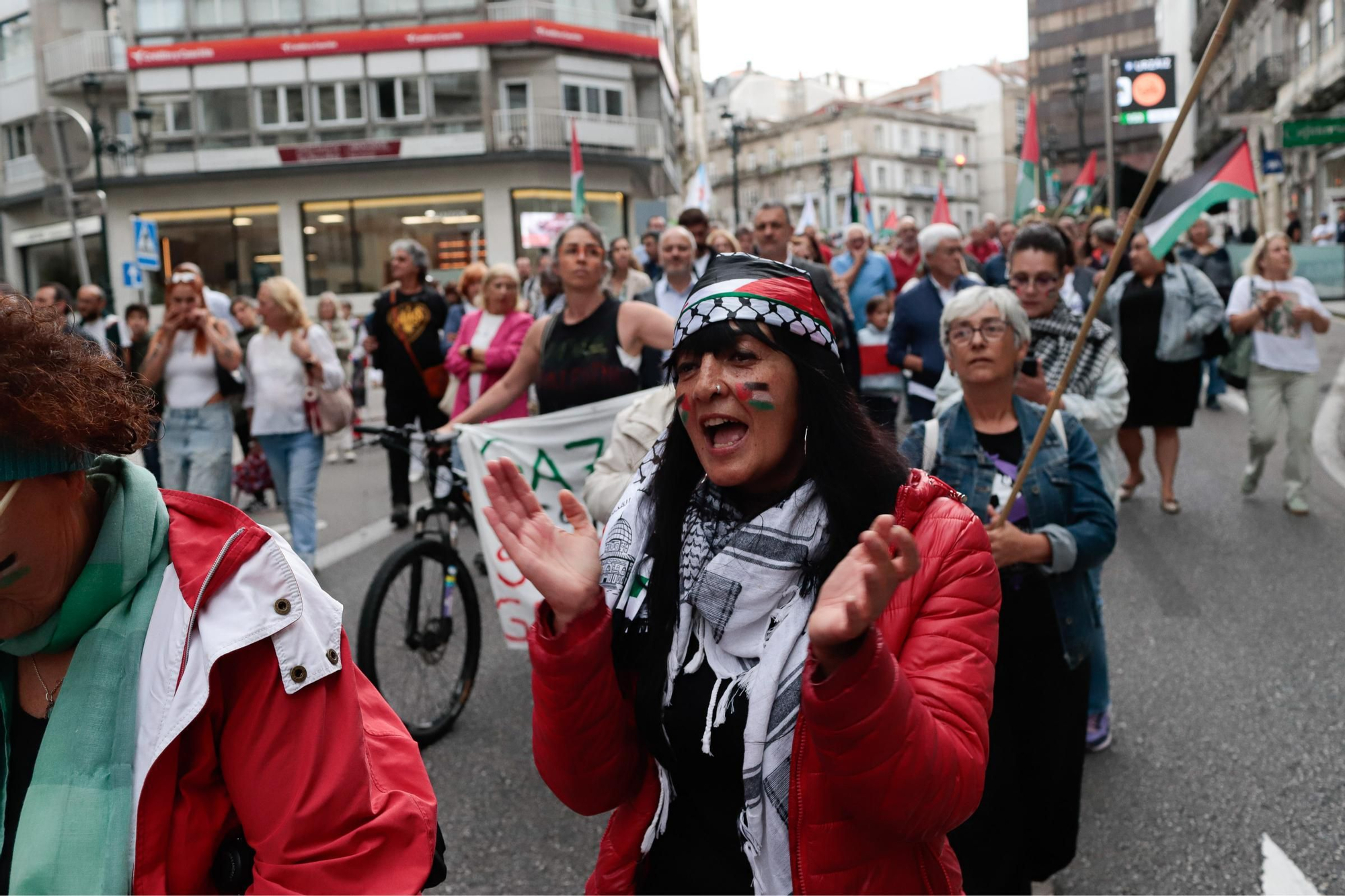 Las imágenes de la multitudinaria manifestación en Vigo contra el «genocidio» de Israel sobre Palestina