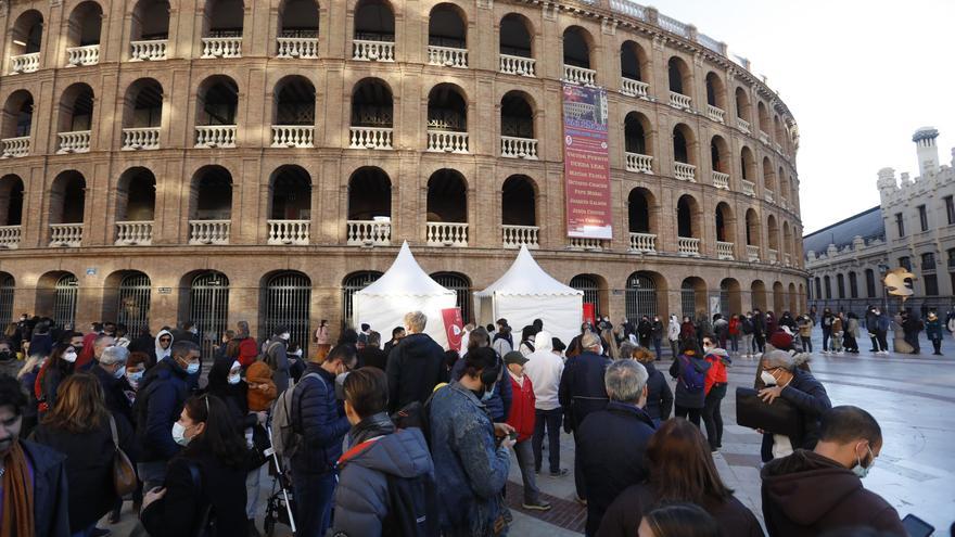 Centenars de persones es vacunen a València després de l’anunci del passaport covid