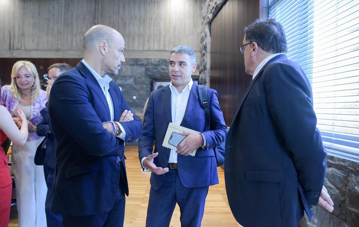 De izquierda a derecha el portavoz Alfonso Cabello y los consejeros Narvay Quintero y Manuel Miranda, ayer.