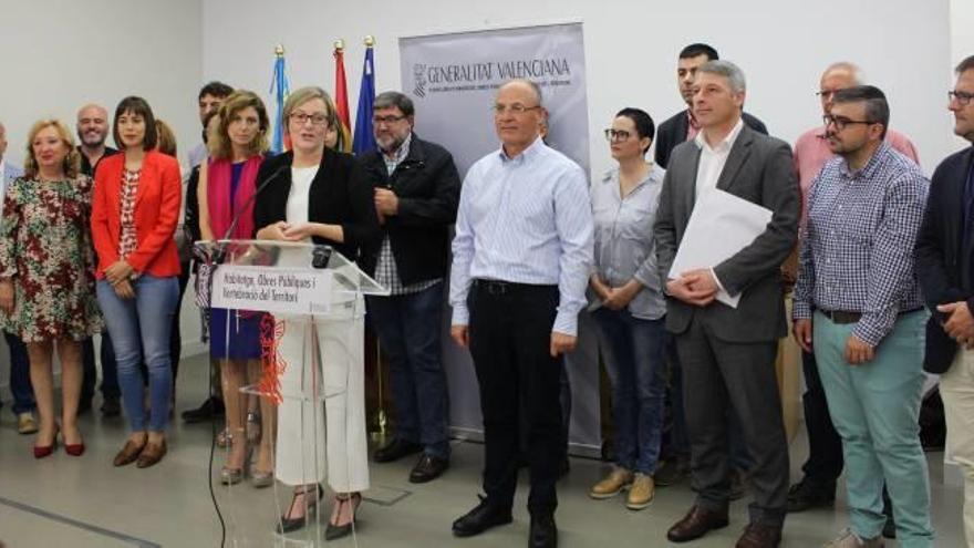 María José Salvador y Carlos Domingo junto a los alcaldes y alcaldesas afectados por la AP-7.