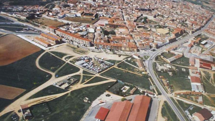 Vista aérea de la ciudad de Toro y de uno de los corredores en los que se asientan empresas. Foto