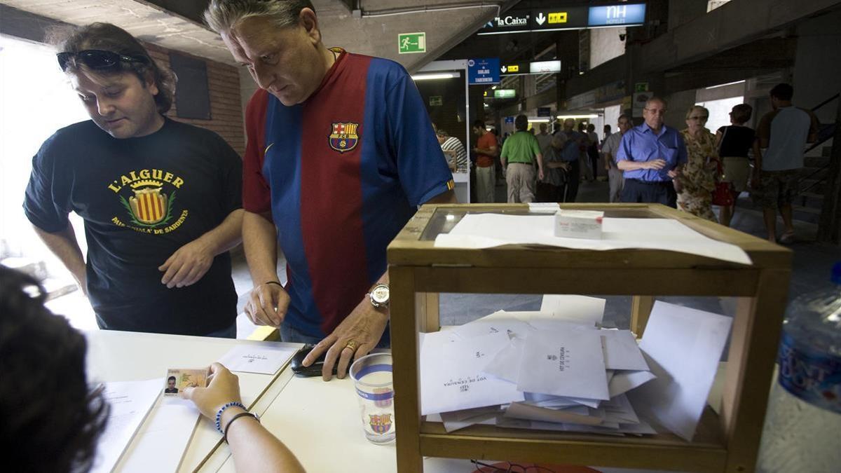 Imagen de una votación en el Camp Nou.