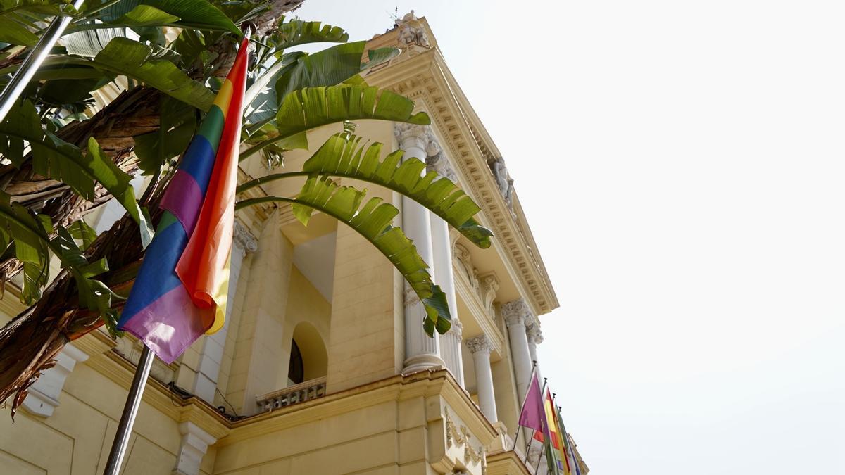 El Ayuntamiento de Málaga, con la bandera del Orgullo, en una imagen de archivo.