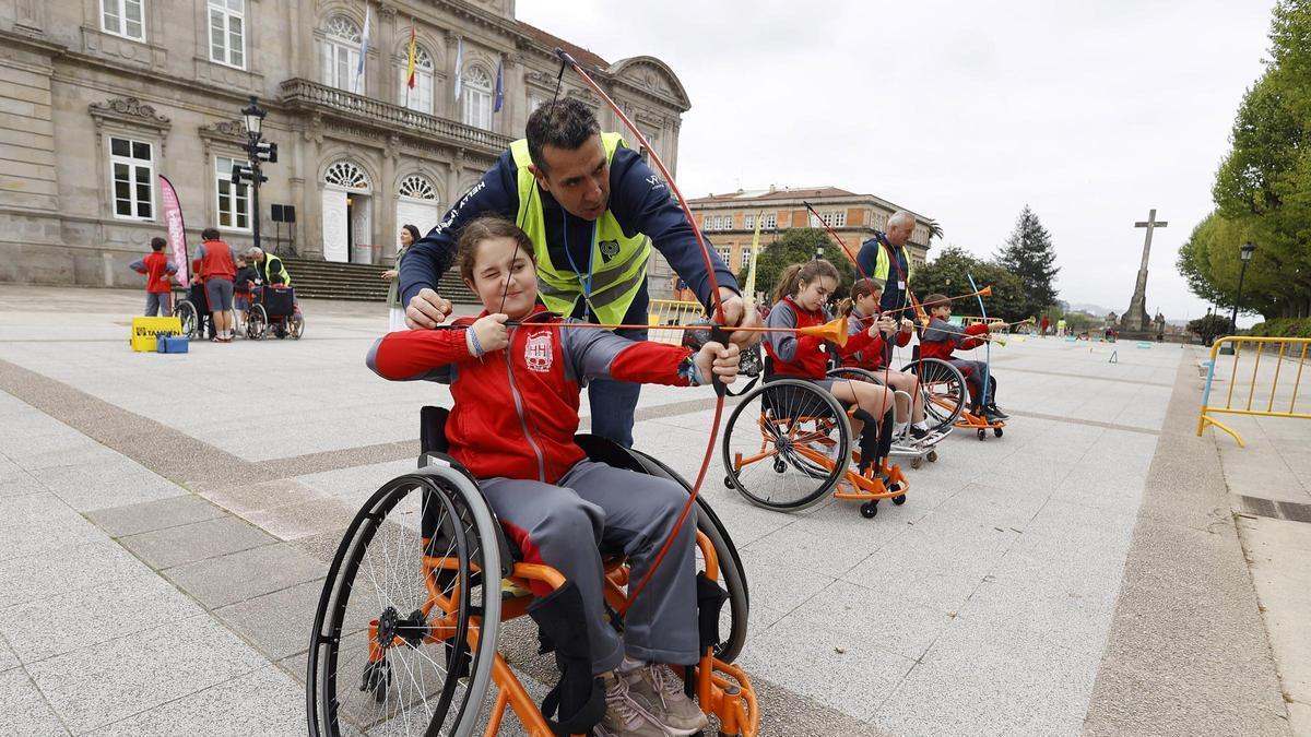 Actividad de deporte adaptado organizado por Amizade con escolares y usuarios de Amencer Aspace.